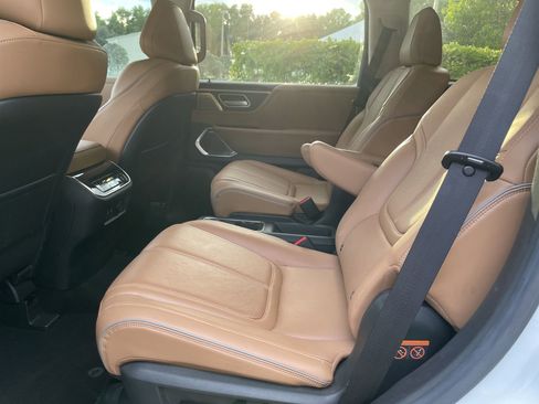 Used 2025 INFINITI QX80 Sensory image 10