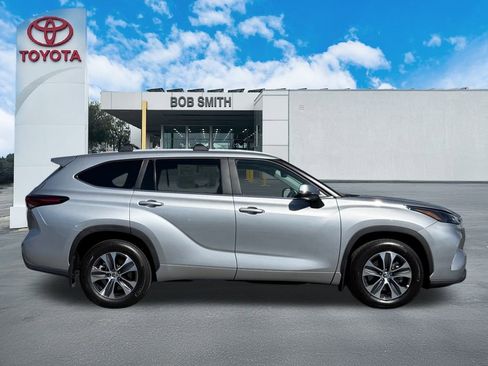 Certified 2024 Toyota Highlander XLE image 4