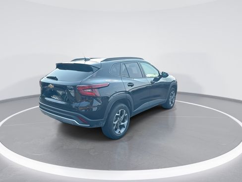 Used 2025 Chevrolet Trax LT w/ LT Convenience Package FWD image 9