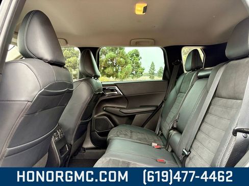 Used 2022 Mitsubishi Outlander SE image 16