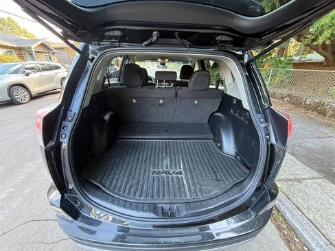 Used 2018 Toyota RAV4 LE image 8