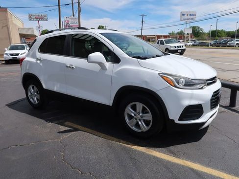 Used 2018 Chevrolet Trax LT w/ LT Convenience Package image 2