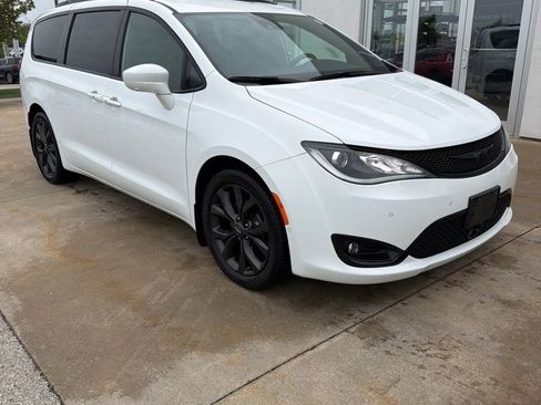 Used 2020 Chrysler Pacifica Touring-L Plus FWD image 1