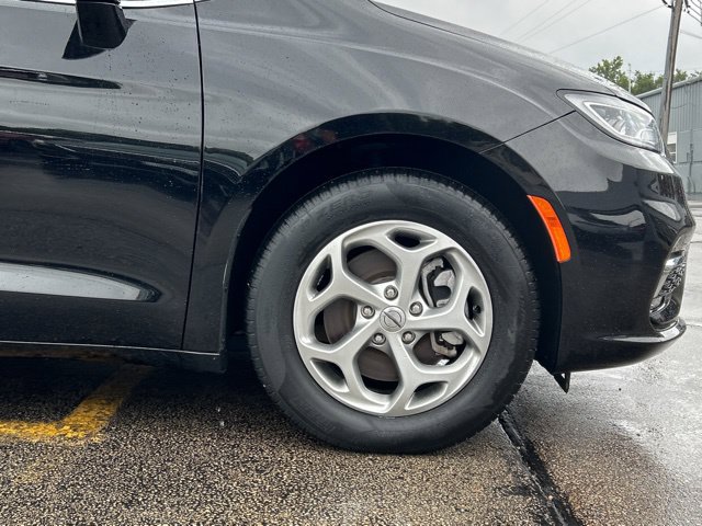 Used 2024 Chrysler Pacifica Limited w/ Uconnect Theater Family Group AWD/4WD image 13