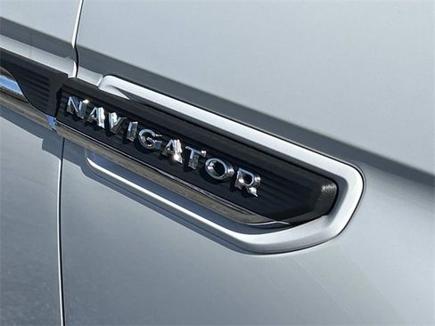 Used 2024 Lincoln Navigator Reserve image 12