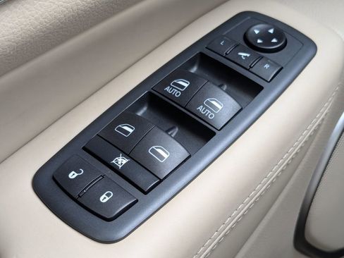 Used 2020 Jeep Grand Cherokee Overland AWD/4WD image 32