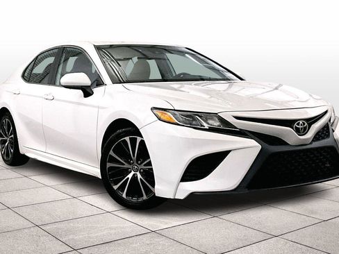 Used 2019 Toyota Camry SE image 2