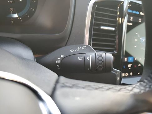 Used 2023 Volvo XC90 B6 Plus image 36