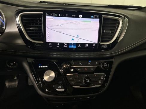 Used 2023 Chrysler Pacifica Touring-L w/ Uconnect Theater Family Group image 21