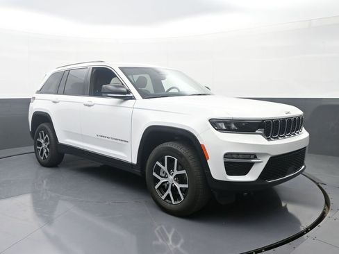 Used 2024 Jeep Grand Cherokee Limited AWD/4WD image 3
