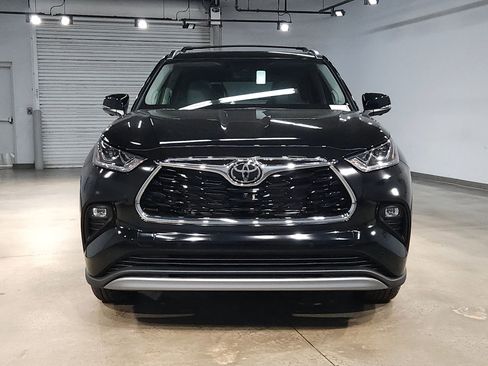 New 2026 Toyota Highlander Platinum AWD/4WD image 2