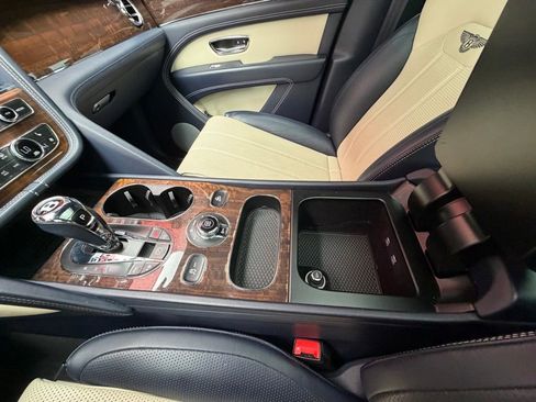 Used 2021 Bentley Bentayga AWD/4WD image 24