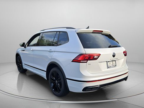 Certified 2022 Volkswagen Tiguan SE R-Line FWD image 3