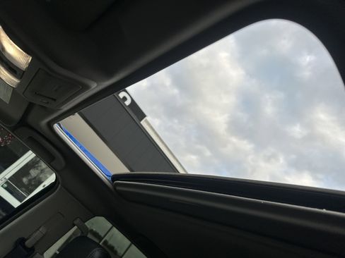 Used 2025 Nissan Frontier SL image 11