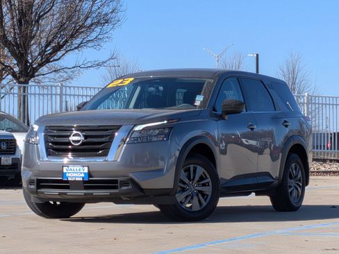 Used 2023 Nissan Pathfinder S image 2