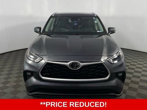 Used 2024 Toyota Highlander XLE FWD image 2