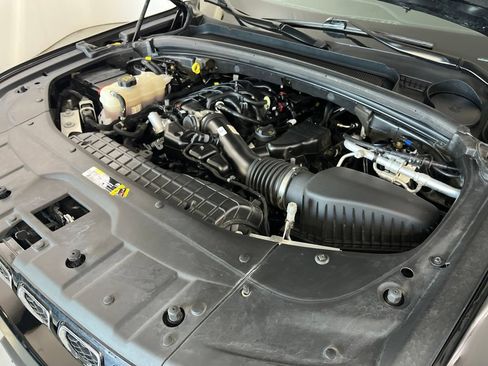Used 2022 Jeep Grand Cherokee Overland w/ Luxury Tech Group IV AWD/4WD image 11