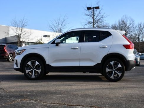 Certified 2025 Volvo XC40 B5 Plus image 4