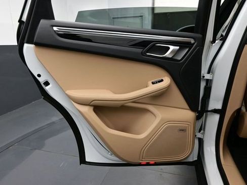Certified 2025 Porsche Macan AWD/4WD image 13