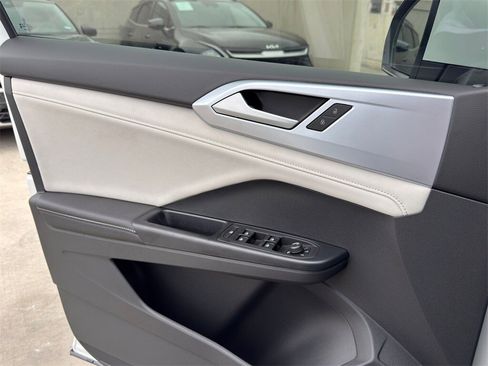 New 2026 Volkswagen Taos SE image 17
