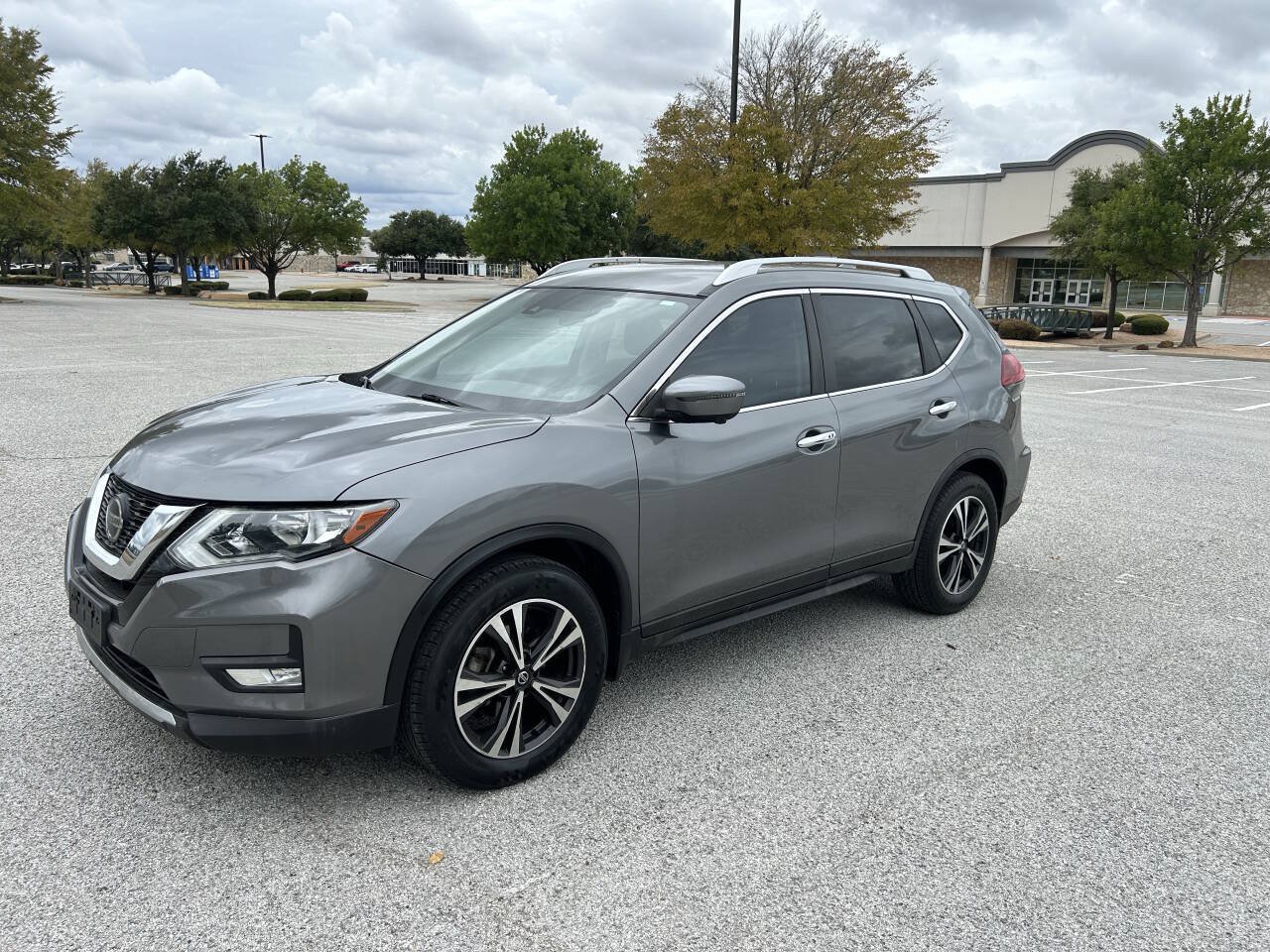 Used 2019 Nissan Rogue SV w/ Premium Package FWD image 4