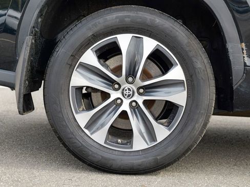 Used 2023 Toyota Highlander XLE AWD/4WD image 11