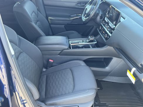 Used 2025 Nissan Pathfinder SV FWD image 17