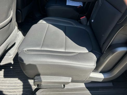 Used 2023 Chevrolet Traverse LT w/ Rear Camera Mirror Package image 30