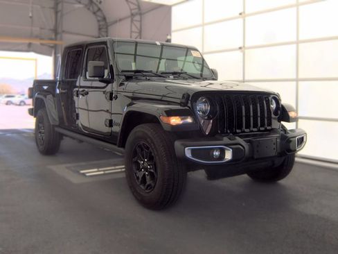 Used 2022 Jeep Gladiator Sport AWD/4WD image 3