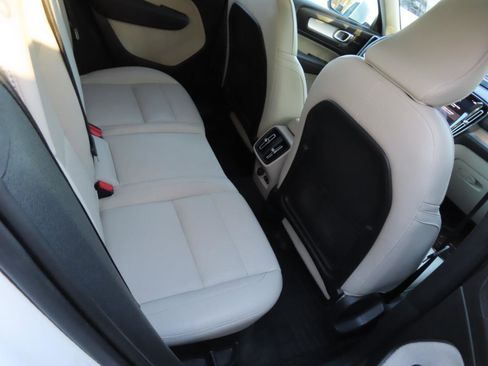 Used 2021 Volvo XC40 T5 Momentum w/ Premium Package image 12