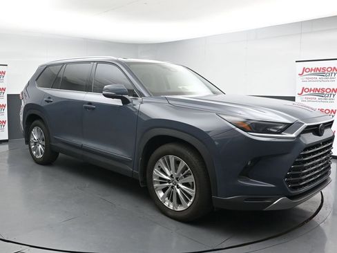 Used 2025 Toyota Grand Highlander AWD image 2