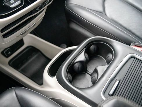 Used 2024 Chrysler Pacifica Touring-L image 32