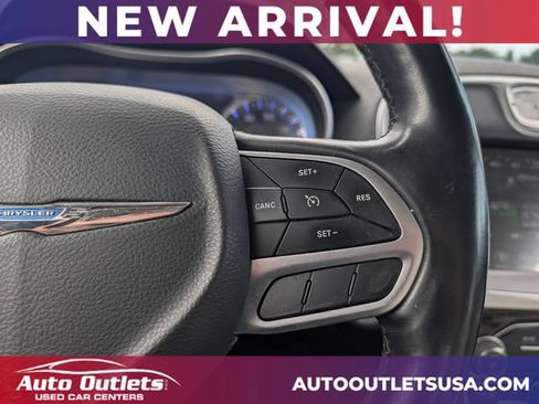 Used 2018 Chrysler 300 Limited AWD/4WD image 14