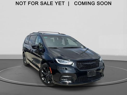 Used 2025 Chrysler Pacifica Limited FWD image 1