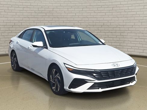 Used 2025 Hyundai Elantra Limited image 3