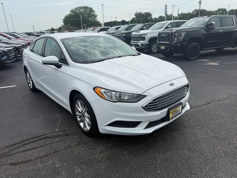 Used 2017 Ford Fusion SE w/ Fusion SE Technology Package FWD image 4