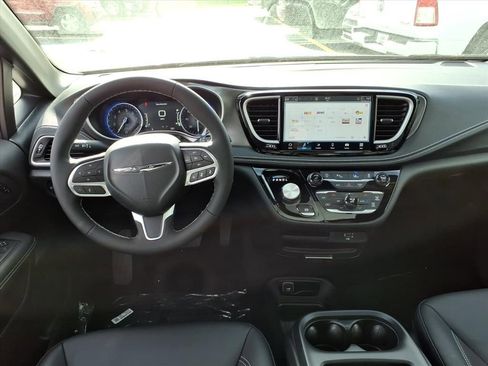 New 2026 Chrysler Pacifica Select FWD image 18