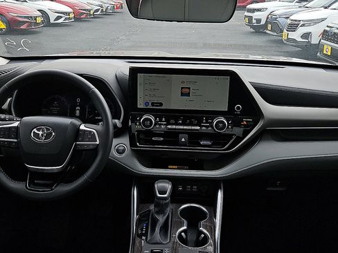 Used 2026 Toyota Highlander Limited AWD/4WD image 8