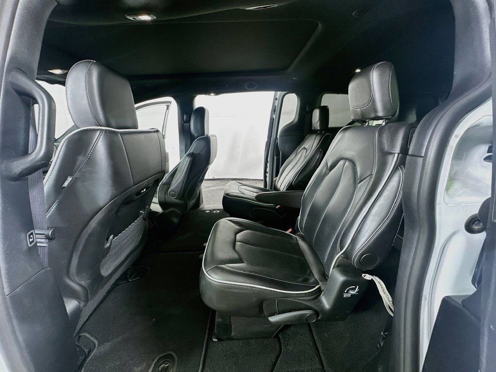 Used 2025 Chrysler Pacifica Limited FWD image 16