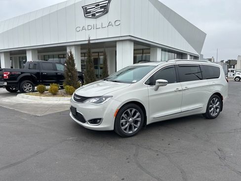 Used 2020 Chrysler Pacifica Limited image 2