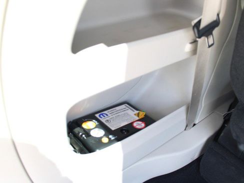 Used 2019 Chrysler Pacifica Touring-L image 11