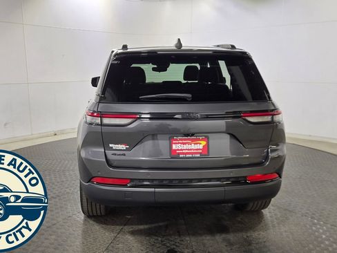 Used 2023 Jeep Grand Cherokee Altitude image 6