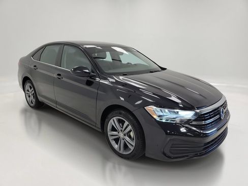 Used 2024 Volkswagen Jetta SE FWD image 3