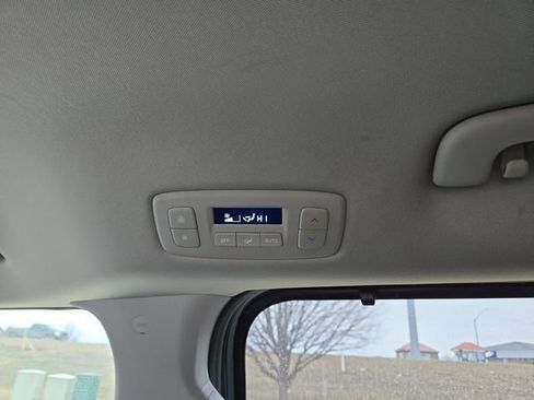 Used 2024 Kia Carnival EX image 33