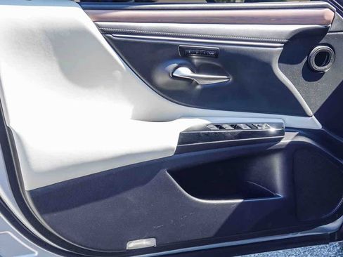 Used 2025 Lexus ES 300h w/ Premium Package FWD image 17