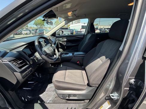 Used 2025 Nissan Rogue SV FWD image 28