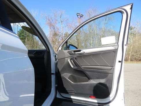 Used 2022 Volkswagen Tiguan SE AWD/4WD image 12