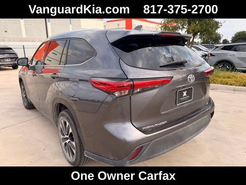Used 2021 Toyota Highlander XLE FWD image 2