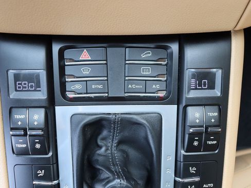 Used 2018 Porsche Macan AWD/4WD image 40