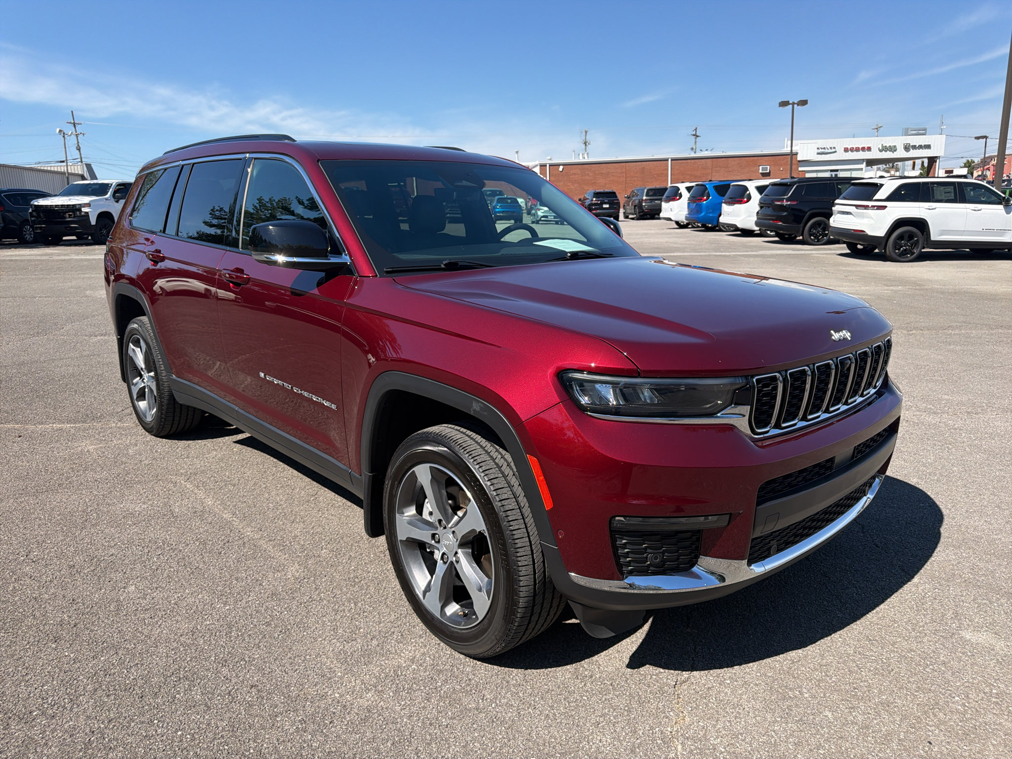 Used 2025 Jeep Grand Cherokee L Limited w/ Luxury Tech Group II AWD/4WD image 3